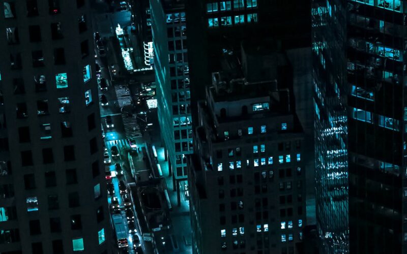 Entendiendo las Brechas de Valoración en Nueva York: Mercados Privados y Públicos